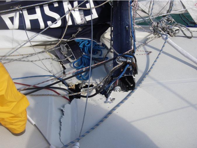  The damaged mast on board the �Enshaiallah�