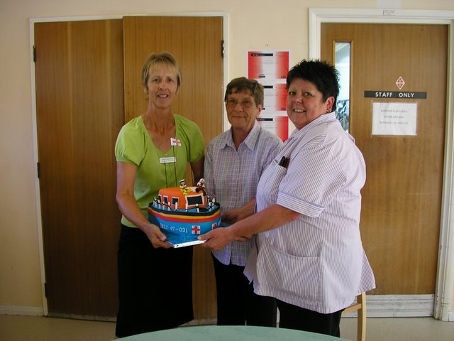 Janet, Brenda and Janice with the Lifeboat Cake